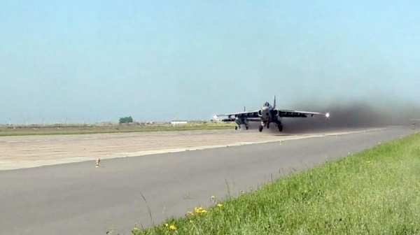 Azərbaycan Ordusu Su-25 təyyarələrini havaya qaldırdı - VİDEO