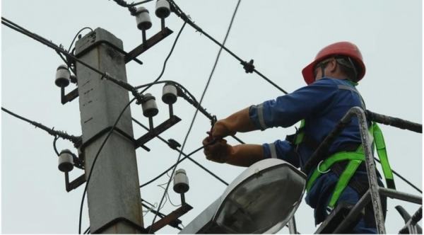 Sabirabadda FACİƏ: 2 nəfər elektrik dirəyindən yıxıldı...