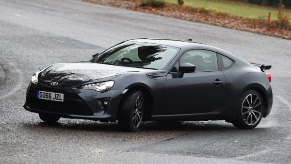 Toyota GT 86 necə maşındır?