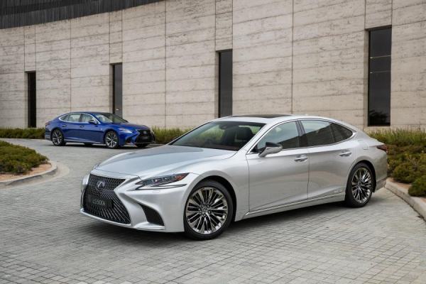 Lexus LS 500 necə maşındır?