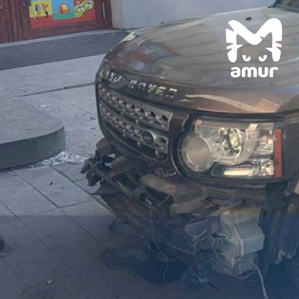 Range Rover-lə polis maşınına çırpıldı, qaçmaq istədi...