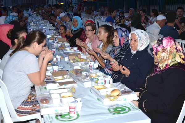 Kasıb adama iftar süfrəsi açmağın savabı...