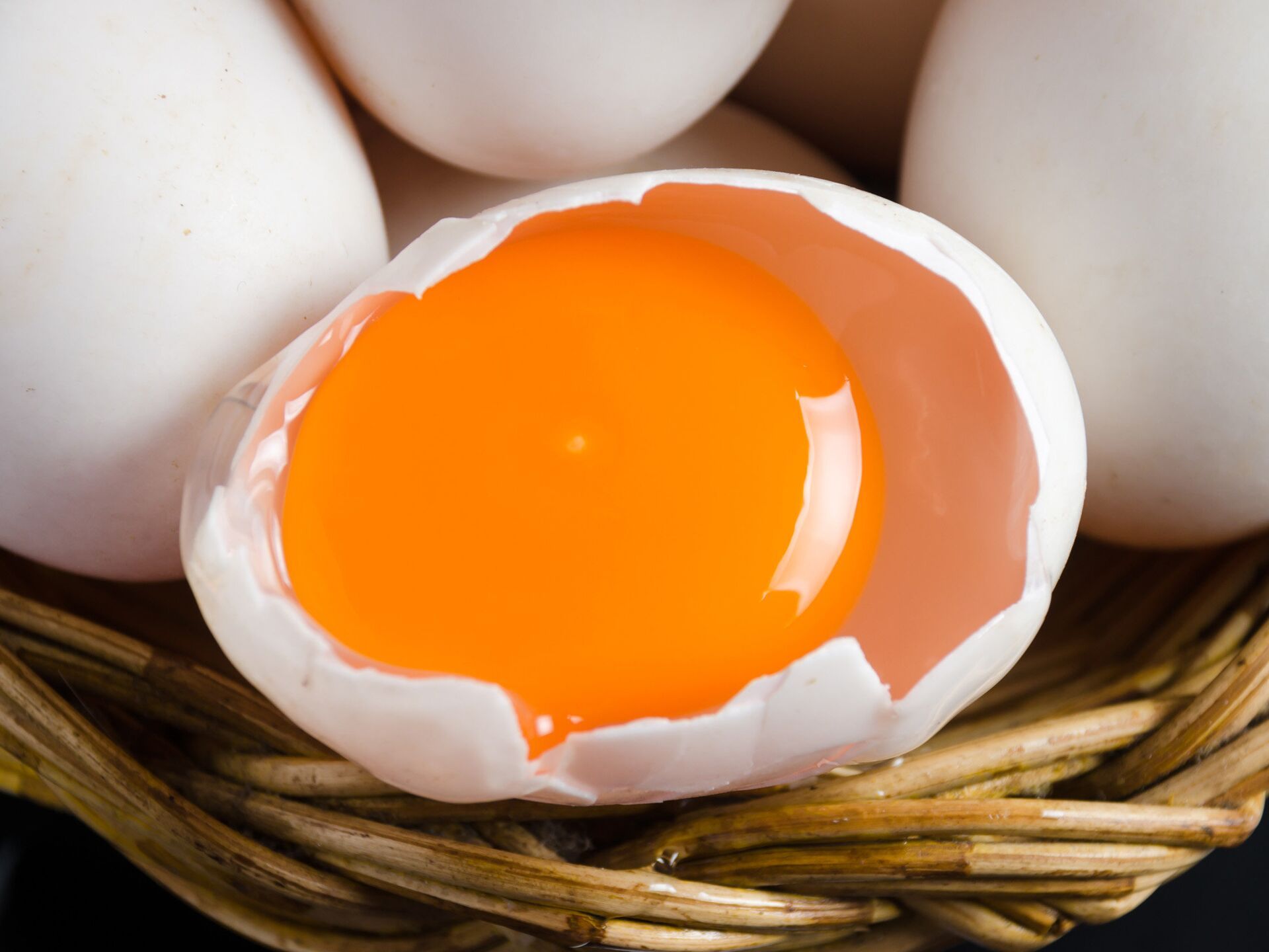 Витамины в яичном желтке. Яйцо. Яйцо куриное. Яйца и яичные продукты. Яичный желток.