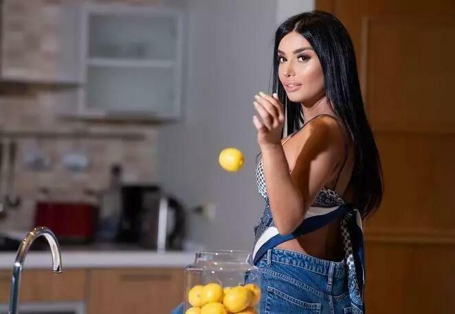 1168670 Azərbaycanlı model küçədə soyundu - FOTOLAR