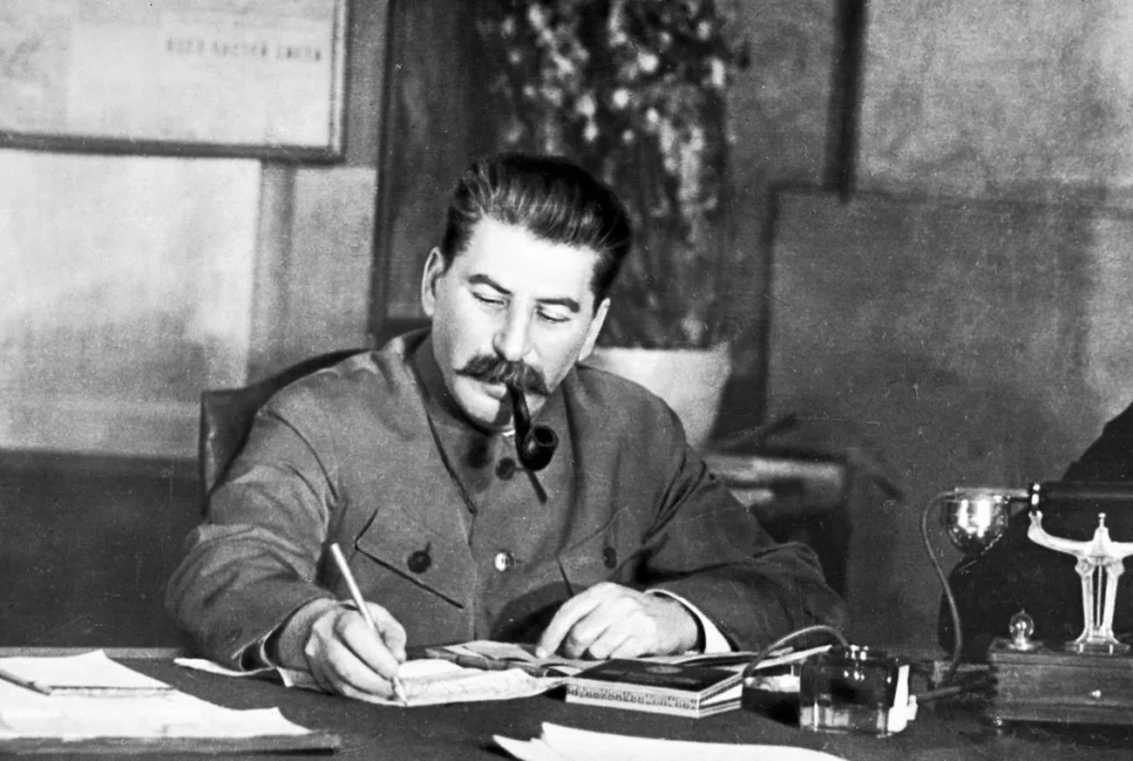 Stalin nazirləri toplayanda məclisə niyə diri xoruz gətirtmişdi? 1 stalin 1200