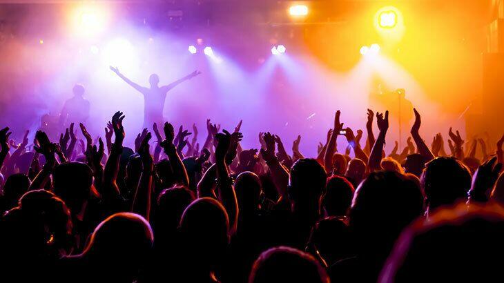 Gənc fanatı məşhur müğənniylə səhnədə öpüşdü - Bakıda ŞOK OLAY 1 ankara konser 2 Gənc fanatı məşhur müğənniylə səhnədə öpüşdü - Bakıda ŞOK OLAY