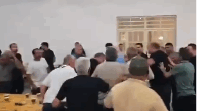 be4ccab2e2de00ccb24008327695dcfb Azərbaycanlı deputat vətəndaşa çaynik atdı - Dava düşdü - ŞOK VİDEO