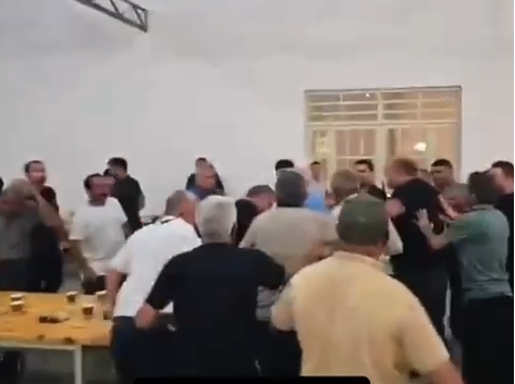 Azərbaycanlı deputat vətəndaşa çaynik atdı - Dava düşdü - ŞOK VİDEO 1 be4ccab2e2de00ccb24008327695dcfb Azərbaycanlı deputat vətəndaşa çaynik atdı - Dava düşdü - ŞOK VİDEO