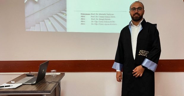 1754678576 diaspornews az 2d88a6c5 3b70 4a4b 960b 810f0f014000 ztyx106qbmhkepr7fn2u 620x326 1 Qarabağ Universitetinin müəllimi Türkiyədə fəlsəfə doktoru oldu – FOTOLAR