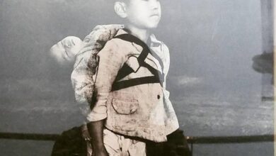 Qardaşının meyitini daşıyan balaca oğlan