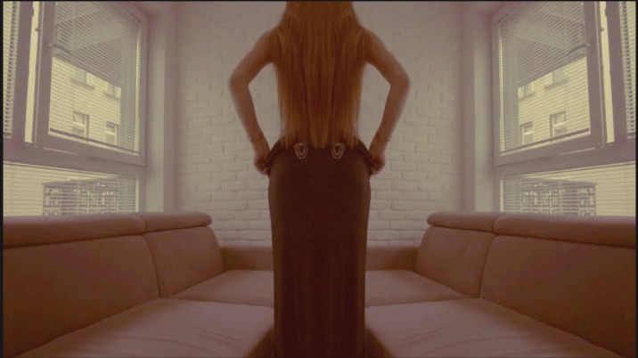 Videozəng vaxtı soyunan qız